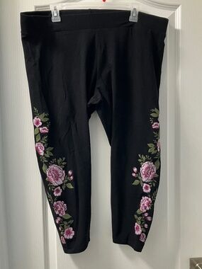 Torrid size 3 leggings with floral embroidery like new